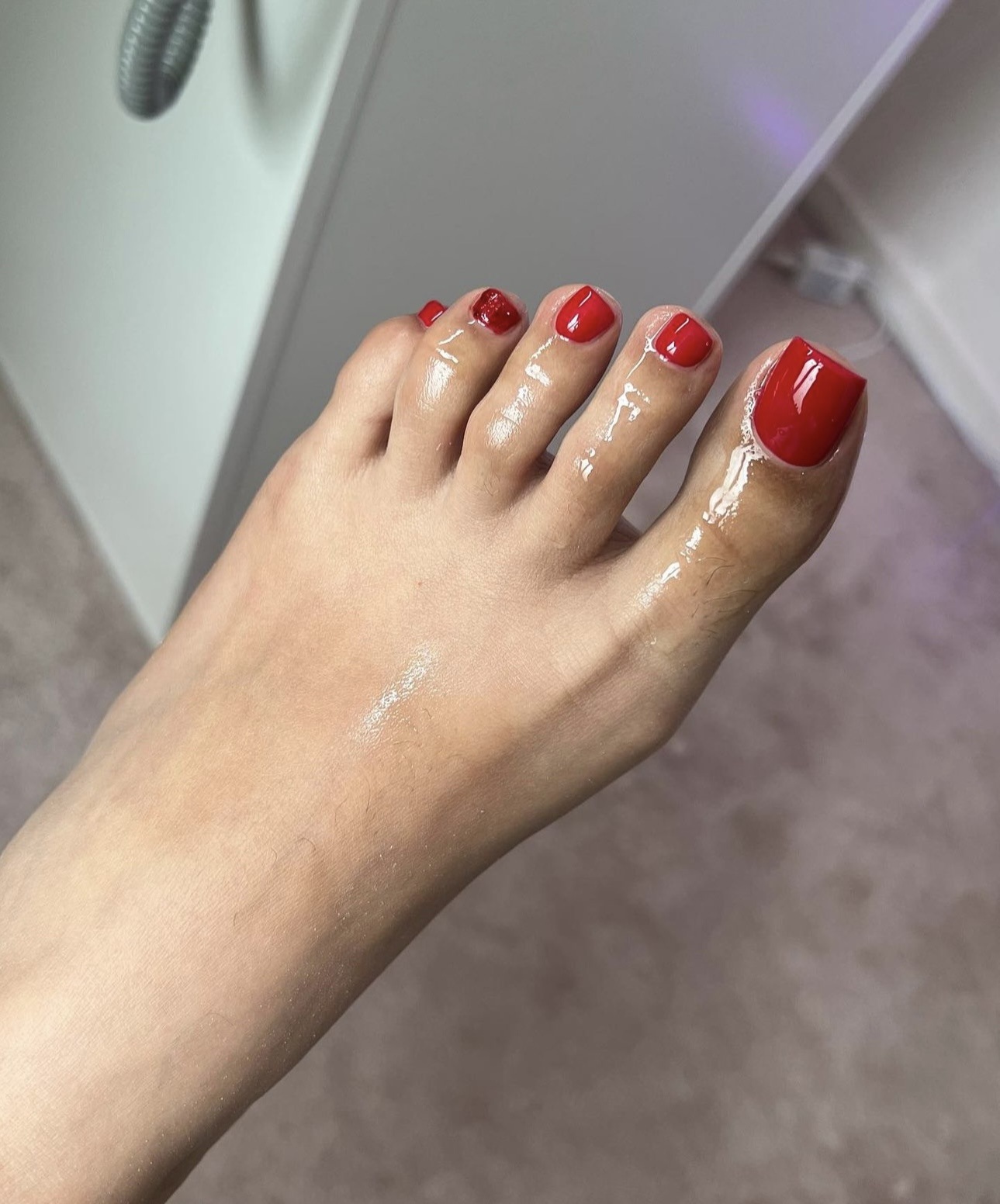 Tenen met rode nagellak